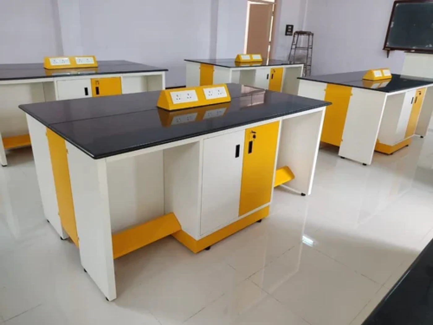 Physics Laboratory Setup
